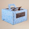 Коробка для торта, 300x300x190мм, микрогофрокартон, с синим орнаментом, с окном, с ручками